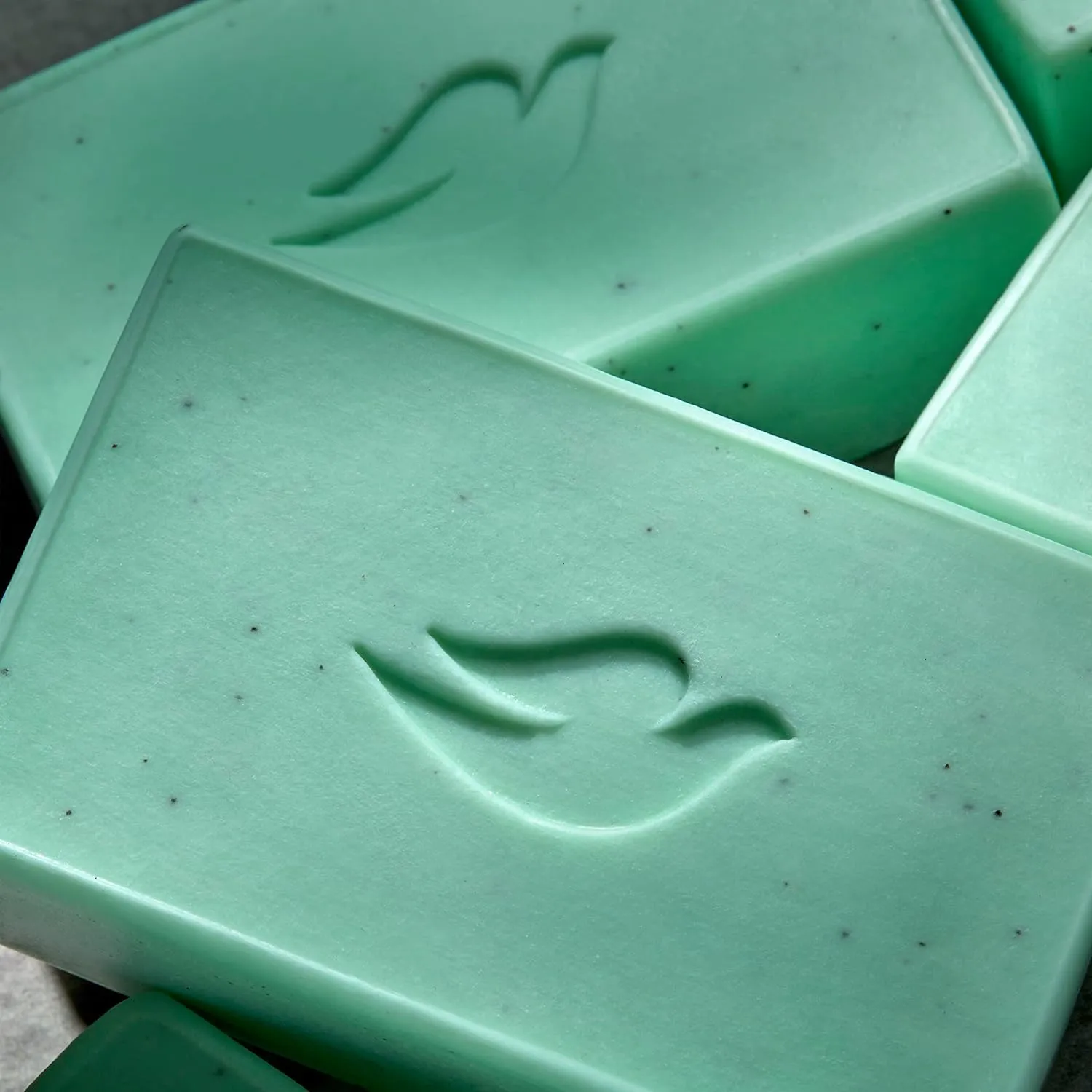 DOVE MEN   CARE Plant-Powered Natural Essential Oil Bar Soap Reinvigorating Lime   Avocado Oil to Clean and Hydrate Mens Skin 4-in-1 Bar Soap for Men's Body, Hair, Face and Shave. 5 oz, 4 Count